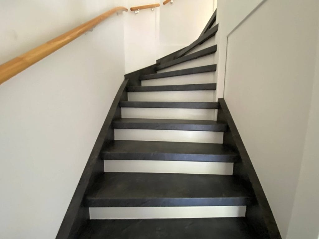 Trap met lederen bekleding na de renovatie